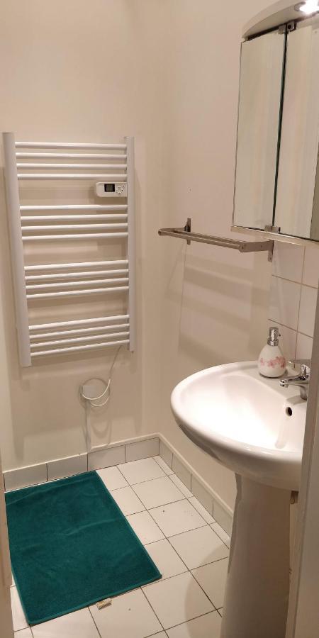 Modern 1 Bedroom Apartment Near The Metro. อีวรี-ซูร์-แซ็น ภายนอก รูปภาพ